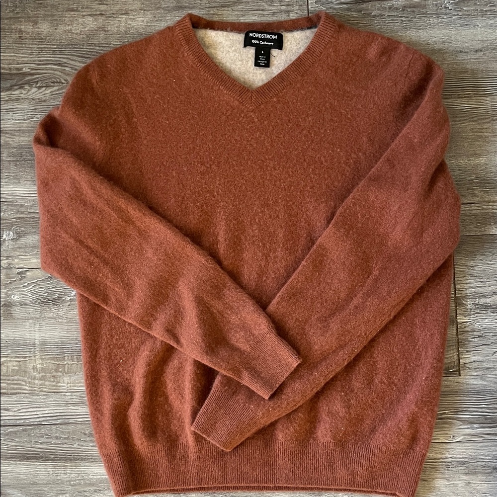 Nordstrom Men's V-Neck 100 % Cashmere Sweater in Warm Rust
